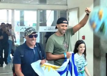 Fabricio Olivera y Adriano Motta volvieron a Colonia después de cruzar a nado el Río de la Plata