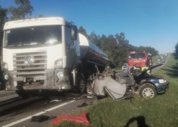 Tres mujeres fallecieron en un choque entre un auto y un camión en la Ruta 12