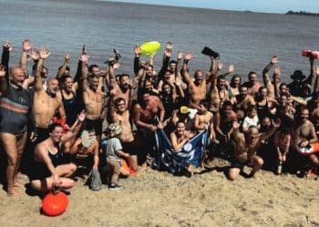 Más de 40 nadadores participaron de la travesía “Coronados del Río de la Plata”