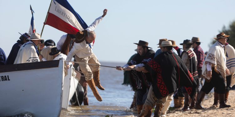 “Honrar a la Patria es encontrar las cosas que nos unen y caminar hacia adelante”