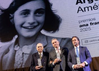 Un premio al “compromiso con la democracia y la convivencia pacífica”