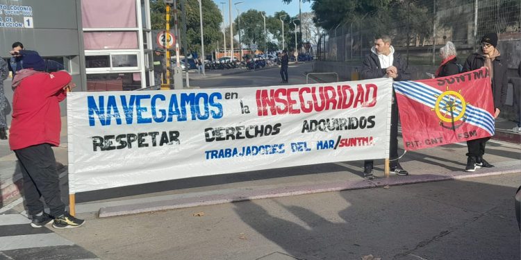 Trabajadores del SUNTMA se movilizaron este viernes en el Puerto de Colonia