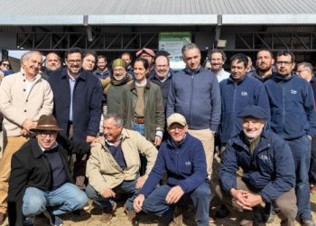 El presidente Yamandú Orsi visitó INIA La Estanzuela y destacó la excelencia científica uruguaya en el interior del país