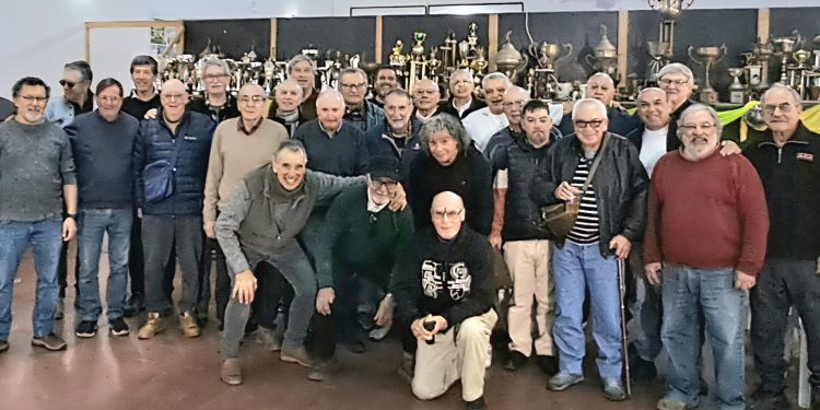 Viejas glorias del fútbol coloniense se reencontraron en el Club Plaza