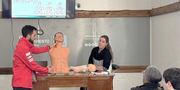 Intendencia de Colonia capacitó a funcionarios en técnicas de RCP y manejo de DEA