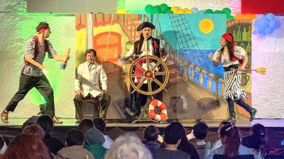 Obra de teatro en inglés en Casa Evans reunió a más de 100 niños y jóvenes
