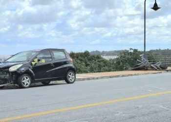 Espectacular siniestro al chocar un auto los bancos de uno de los miradores de la Rambla Costanera