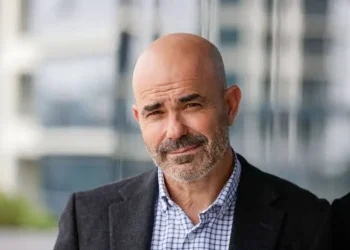 Sacheri presenta “Demasiado Lejos”, una novela sobre la guerra de Malvinas desde la mirada de la sociedad argentina