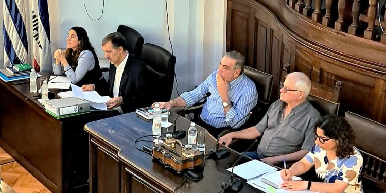 El Intendente Guillermo Rodríguez compareció ante la Junta Departamental por el proyecto inmobiliario +Colonia