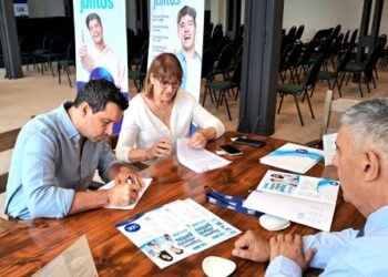 UDE y ADEOM firmaron un importante convenio de becas para funcionarios municipales y sus familias