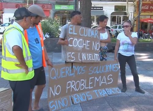 Cuidacoches de Colonia denuncian que no los dejan trabajar y el Jefe de Policía asegura que no hay persecución