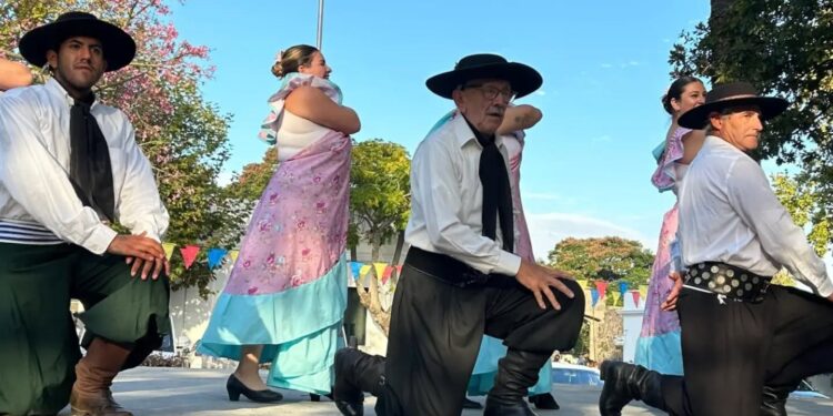 Colonia celebró el Día Internacional de la Danza en la Plaza Mayor