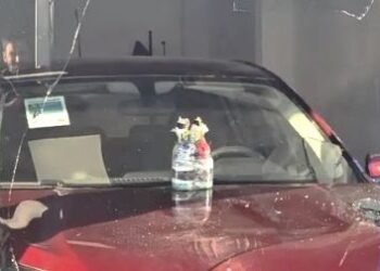 Dos policías fueron detenidos por el artefacto explosivo colocado en una automotora y el intento de rapiña a un local de cobranzas en Rosario