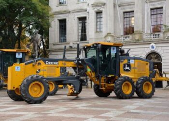 Intendencia de Colonia recibió las dos primeras nuevas motoniveladoras para el mantenimiento de caminería rural