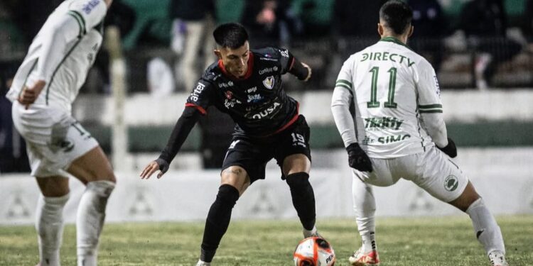 Fénix le ganó en la hora a Plaza Colonia y le quitó el invicto en el Parque Prandi