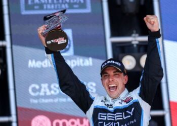 Santiago Urrutia hace historia en Valencia al ganar las tres carreras del fin de semana en el FIA TCR World Tour