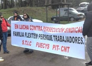Trabajadores despedidos de la empresa Flextem Biopharma se movilizaron en reclamo de sus puestos laborales