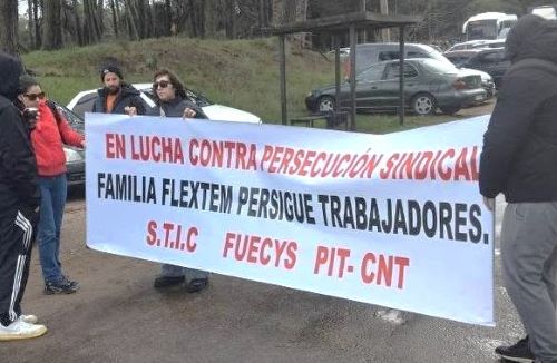Trabajadores despedidos de la empresa Flextem Biopharma se movilizaron en reclamo de sus puestos laborales