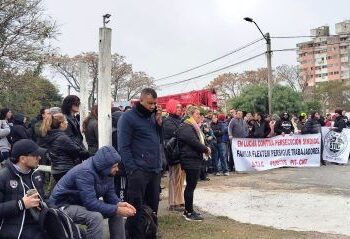Ex trabajadores de Yazaki se reunieron en asamblea para definir acciones ante el fin del seguro de desempleo