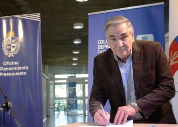 Firmaron el contrato para la remodelación de la Avenida Carminillo Mederos en la ciudad de Juan Lacaze